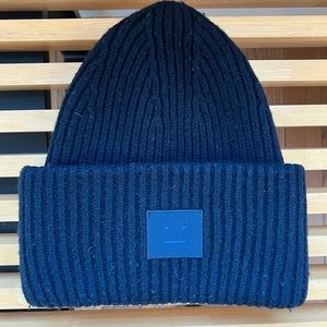 Acne hat